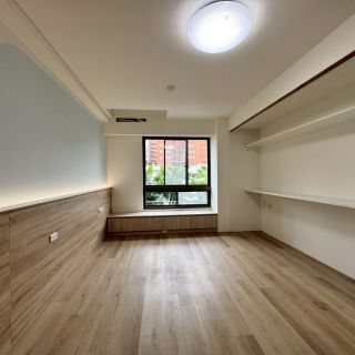 惠宇敦品空間美學：結合窗邊儲物臥榻、背光牆面板與系統櫃的現代北歐風房型全景。