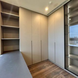 元城上階綠多功能房規劃：臨窗採光書桌銜接開放式展示櫃，完美利用角落坪效。