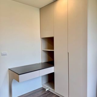 元城上階綠臥室設計：系統衣櫃整合圓弧造型書桌，淺色面板展現現代極簡居家美學。