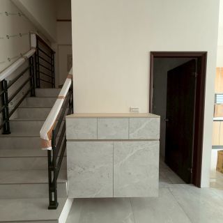 嘉義簡小姐玄關設計：懸空式石紋系統鞋櫃，與樓梯空間完美融合的簡約門面規劃。