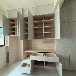 嘉義簡小姐系統櫃內部：玄關收納櫃開啟展示，包含豐富的分層格位與抽屜配置。