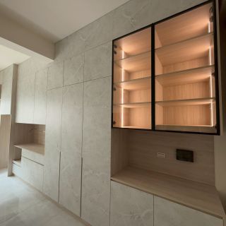 嘉義簡小姐精品展示櫃細節：黑框玻璃門片搭配內嵌線型 LED 燈光，營造奢華且溫暖的居家氛圍。