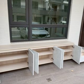 嘉義簡小姐臨窗矮櫃：長型水平向系統收納櫃開啟展示，利用低矮畸零空間極大化儲物坪效。