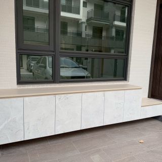 嘉義簡小姐室內裝修：石紋面板矮櫃與採光窗完美契合，呈現一致性的現代簡約美學。