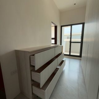 嘉義簡小姐案例：廊道空間配置長型木紋抽屜收納矮櫃，開啟展示其滑軌機能與儲物深度。