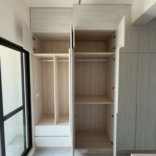 嘉義系統櫃規劃：臥室大容量衣櫃內部結構，包含吊衣桿、調整層板與底部抽屜的靈活配置。