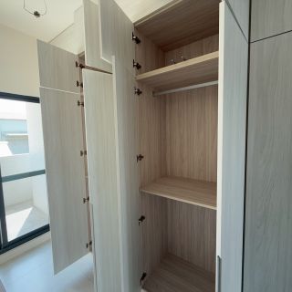 嘉義簡小姐系統櫃細節：採用進口高品質緩衝滑軌與精緻拉手，展現室內裝修的工法細膩度。