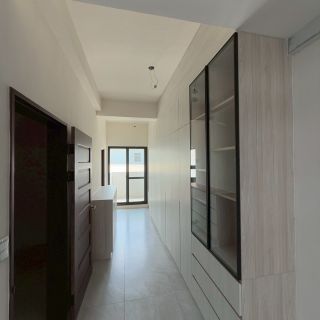 嘉義室內裝修實錄：長型連續性櫃體導引居家動線，展現俐落且一致的空間美學。