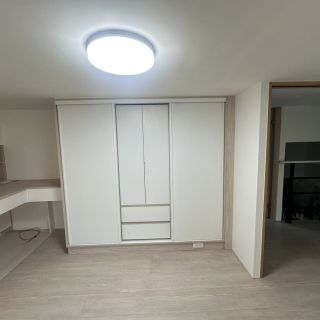 苗栗系統櫃工程：封閉式抽屜書桌與滑軌門衣櫃設計，呈現乾淨俐落的現代北歐風。