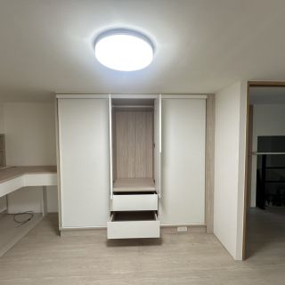 苗栗案衣櫃內部展示：系統櫃內建抽屜與掛衣桿空間，提供靈活且結構化的收納機能。