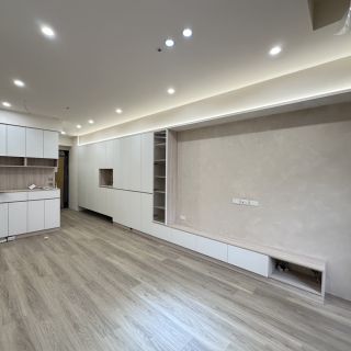 品橙勝美欣公領域視野：長型連貫式系統收納牆導引居家動線，展現現代簡約空間美學。