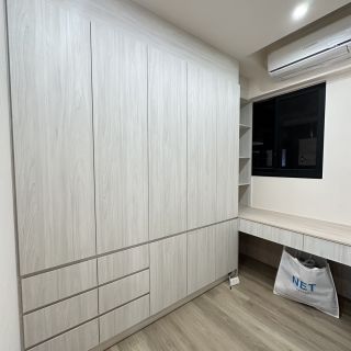 品橙勝美欣臥室收納：全牆式頂天立地系統衣櫃整合臨窗書桌，極大化小坪數坪效利用。