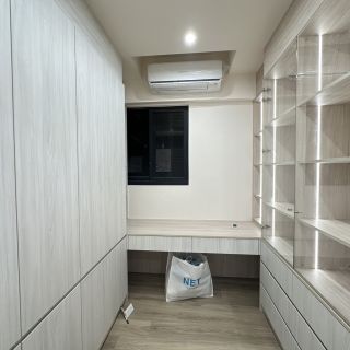 品橙勝美欣室內設計案例：多功能房一體化設計，包含大容量衣櫃、懸空書桌與精品收納櫃牆。