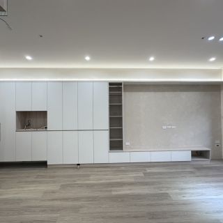 品橙勝美欣客廳裝潢：現代風灰色藝術漆電視牆，搭配白色無把手系統收納櫃與長型矮櫃。