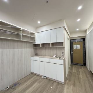 品橙勝美欣餐廚設計：客製化系統餐邊櫃，上方配置長虹玻璃門吊櫃，營造輕盈通透視感。