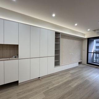 品橙勝美欣機能櫃體：大容量系統收納牆細節，展示無把手門片與垂直線條的極致工藝。