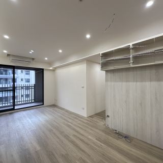 品橙勝美欣多功能展示：玻璃層架結合底部照明設計，適合擺放居家飾品提升室內格調。