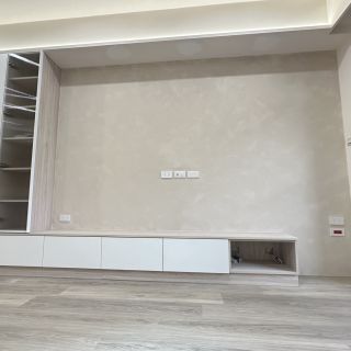 品橙勝美欣電視牆規劃：簡約藝術塗料主牆搭配一體成型懸空矮櫃，內建影音設備收納空間。