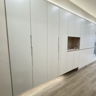 品橙勝美欣收納立面展示：斜角無把手門片設計，維持視覺乾淨度並提升小坪數室內空間感。