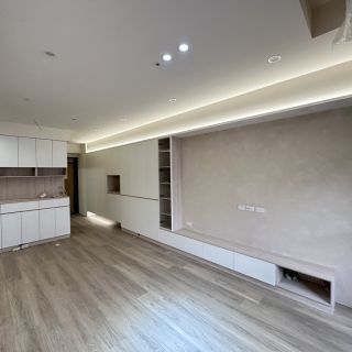 品橙勝美欣空間照明美學：天花板間接燈帶與系統櫃線型燈光呼應，打造層次豐富的現代居家。