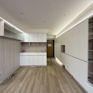 品橙勝美欣室內動線：整合玄關鞋櫃與餐廚收納的廊道規劃，利用水平軸線引導居家視野。