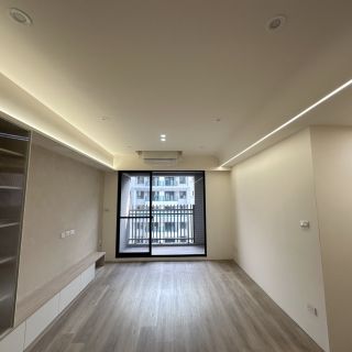 品橙勝美欣客廳格局：開闊的採光窗景結合極簡室內配置，體現現代北歐風格的輕盈質感。