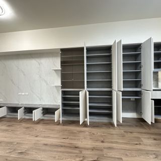 品橙馥景系統櫃內部展示：頂天立地櫃體開啟實景，展示大容量分層收納規劃。