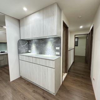 品橙馥景餐邊櫃規劃：現代風格整合式側邊櫃，採用質感石紋背板與隱藏式照明。