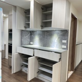 品橙馥景收納機能：餐邊櫃抽屜與層架配置實錄，展現高效的居家動線與儲物方案。