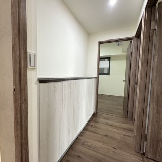 品橙馥景廊道設計：半高式淺木紋系統收納櫃，優化過道空間感並提升居家機能。