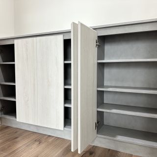 品橙馥景過道收納：系統櫃內部層架展示，採用深灰色桶身與高品質五金工法。