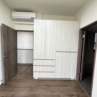 品橙馥景臥室設計：全牆式大容量系統衣櫃規劃，淺白木紋門片營造現代極簡美學。