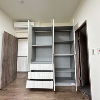 品橙馥景衣櫃內部：客製化掛衣區與抽屜配置展示，極大化臥室坪效利用實績。