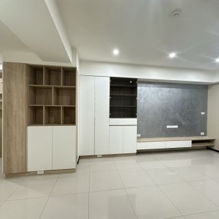 品橙益祥有樂仕客廳設計：現代極簡風格系統櫃牆，灰色質感藝術漆電視牆面與開放式木紋展示架。