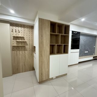 品橙益祥有樂仕玄關設計：多功能洞洞板（木質掛板）結合系統收納櫃，提供靈活的進門置物方案。