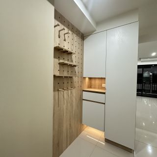 品橙益祥有樂仕收納細節：入口玄關櫃結合感應照明與展示層架，體現坪效利用最大化。