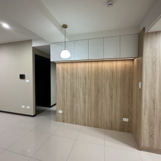 品橙益祥有樂仕木紋主牆：大面積系統板牆面結合上方隱藏式吊櫃，兼具質感美學與儲物機能。