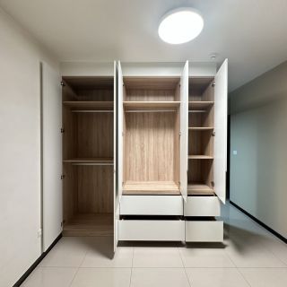 品橙益祥有樂仕衣櫃內部：客製化系統櫃層級規劃，包含吊衣區、層板與抽屜的完整收納實錄。