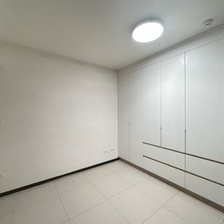 品橙益祥有樂仕現代臥室：頂天立地大容量系統衣櫃，無把手設計延展室內空間感。