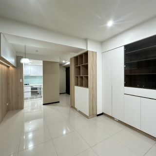 品橙益祥有樂仕展示櫃規劃：黑框玻璃展示區結合底部懸空收納，提升公領域的設計層次。