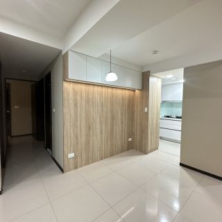 品橙益祥有樂仕裝潢細節：餐廳區木質主牆與間接照明設計，打造層次豐富的居家用餐氛圍。