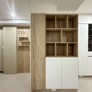 品橙益祥有樂仕收納牆局部：白色封閉式門片與木紋開放格錯落設計，展現系統家具美學。