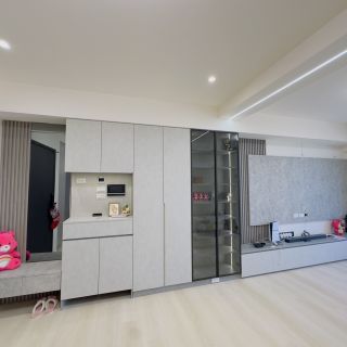 品橙綠雅圖室內設計案例：整合式純白與淺灰系統收納櫃，結合玻璃展示窗與感應照明。