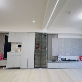 品橙綠雅圖系統家具細節：頂天立地大容量儲物櫃設計，採用無把手門片呈現極簡風格。