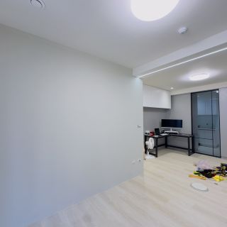 品橙綠雅圖書房設計：黑色 L 型角落書桌結合純白懸吊式書櫃，充分利用樑下空間。