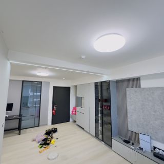 品橙綠雅圖公領域視野：從書房望向客廳電視牆與玄關，展現寬闊的開放式居家動線。