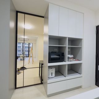 品橙綠雅圖廚房電器櫃規劃：高機能系統櫥櫃內嵌微波爐位，提供垂直收納方案。