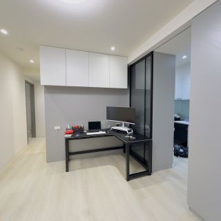 品橙綠雅圖居家辦公區：現代風格黑桌面與灰色質感背牆，營造沉穩的閱讀氛圍。