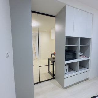 品橙綠雅圖餐邊收納櫃：整合式電器收納區，透過分層規劃解決餐飲設備收納難題。