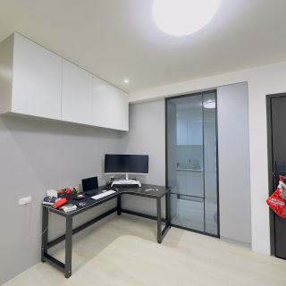 品橙綠雅圖辦公空間配置：角落工作區的整合收納美學，兼顧插座配置與照明便利。